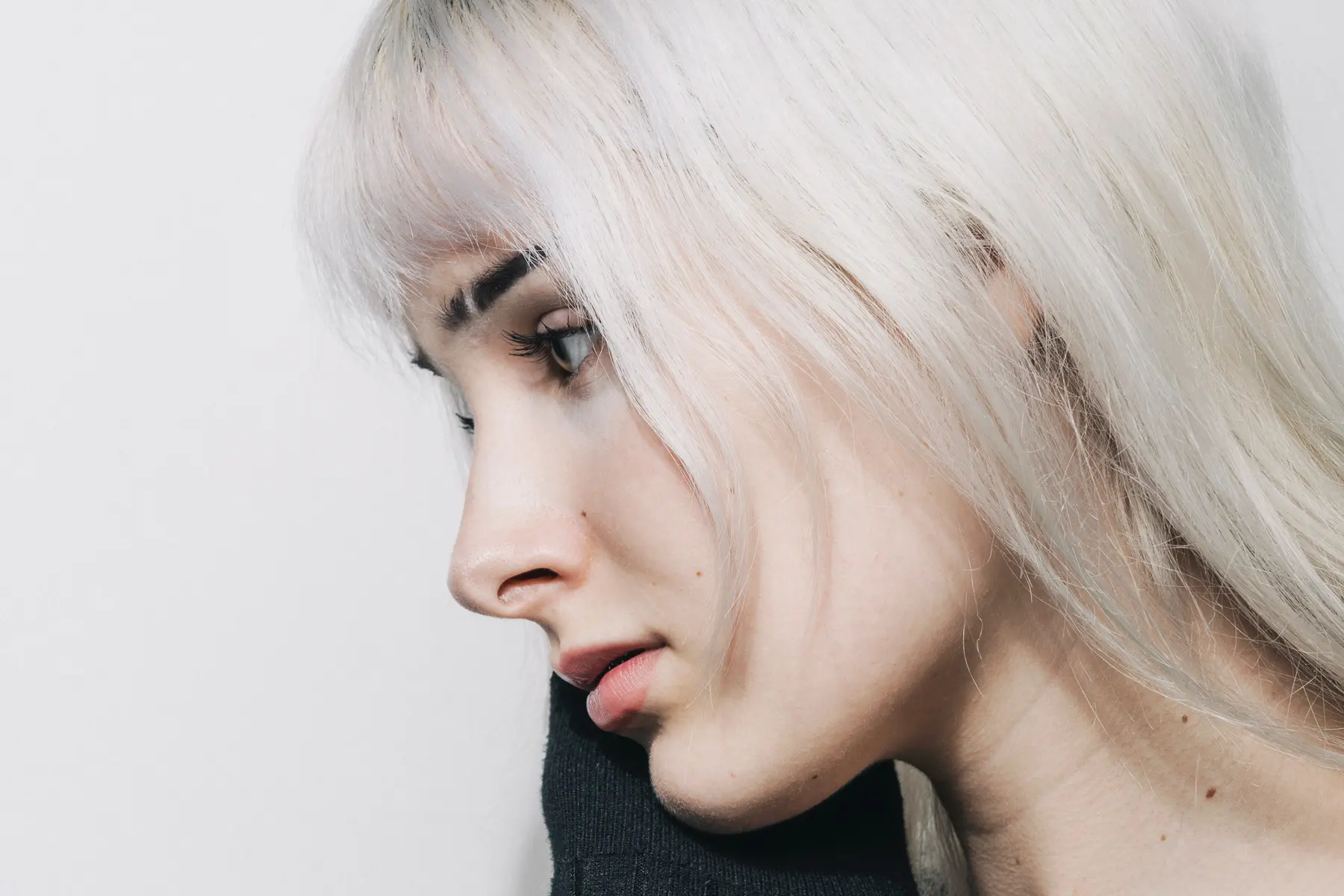 Seitenaufnhame von Frau mit Blonden Haaren