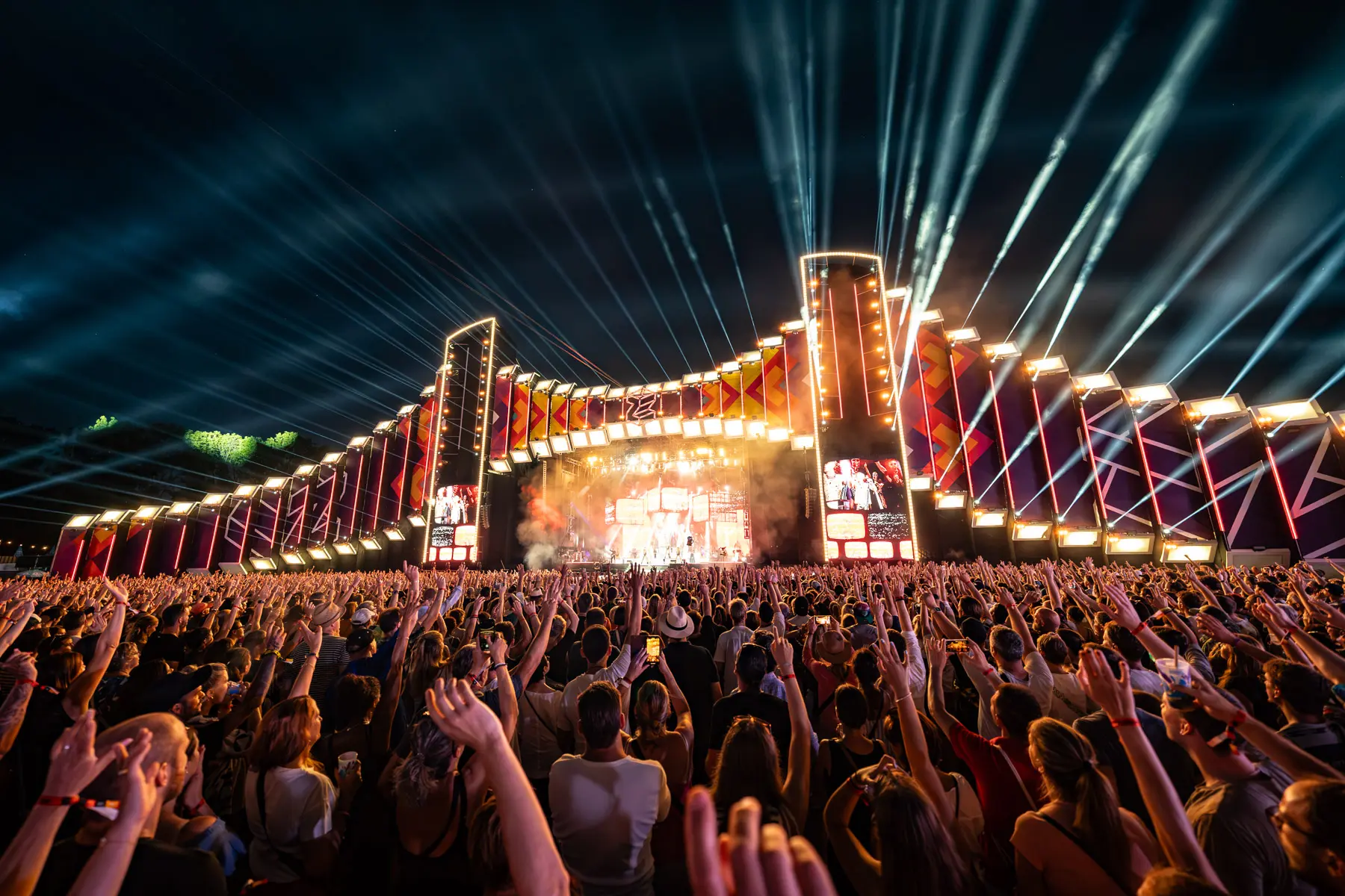 Zürich Openair Mainstage mit händen in der Luft