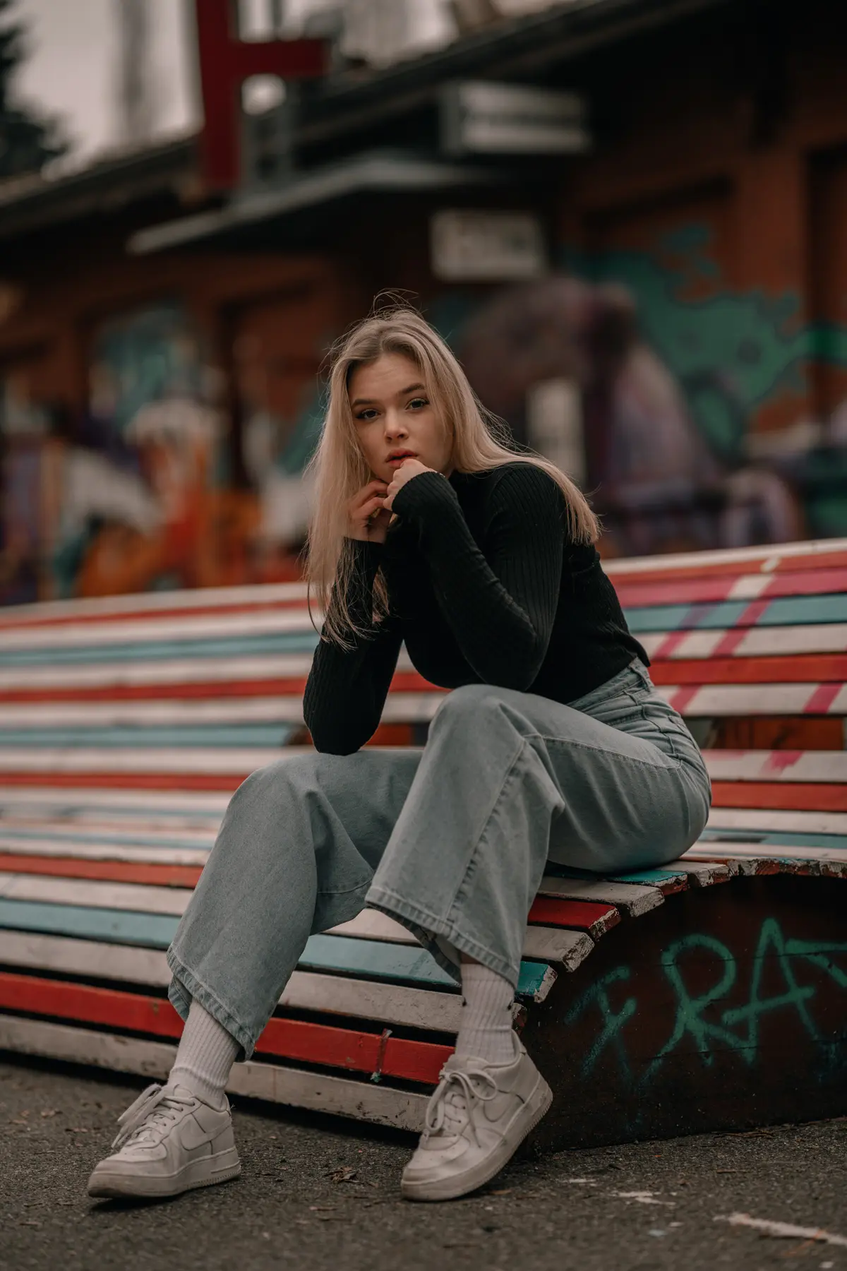Frau mit Blonden Haaren Sitzt auf einer Bank