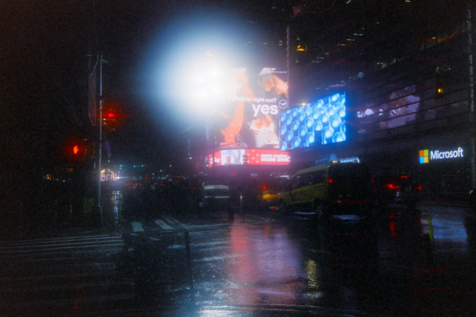 Nachtaufnahme von einer Regnerischen Nacht mit Strassenlichtern in New York City