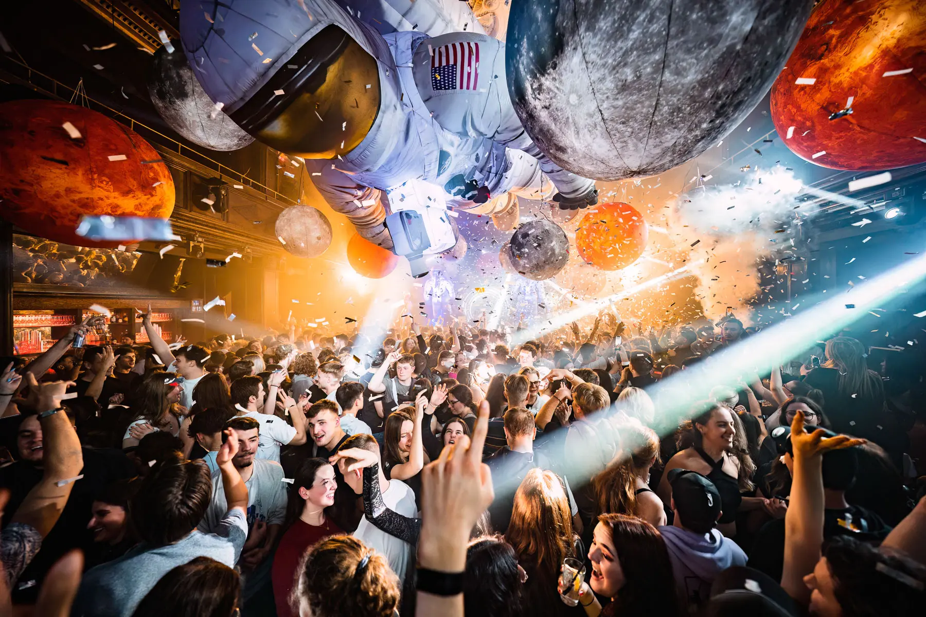 Astronaut an der Decke des Nachtclubs als Dekoration für eine Party