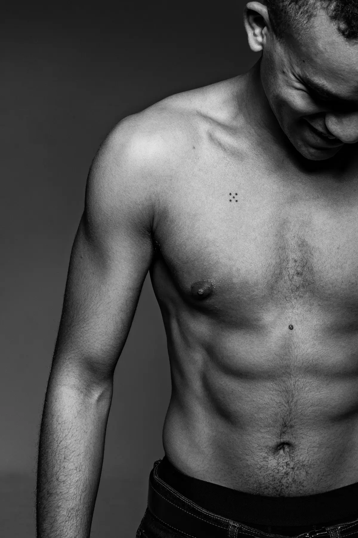 Schwarzweissfoto von Jungem Sportlichen Mann