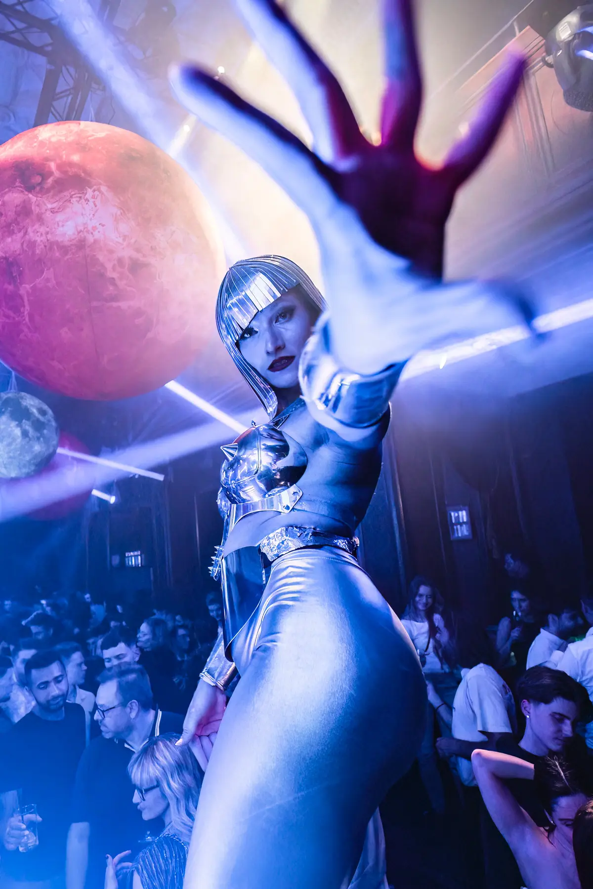 Tänzerin mit Silbrigen Kostüm Tanzt und Bewegt sich von der Kamera Weg 