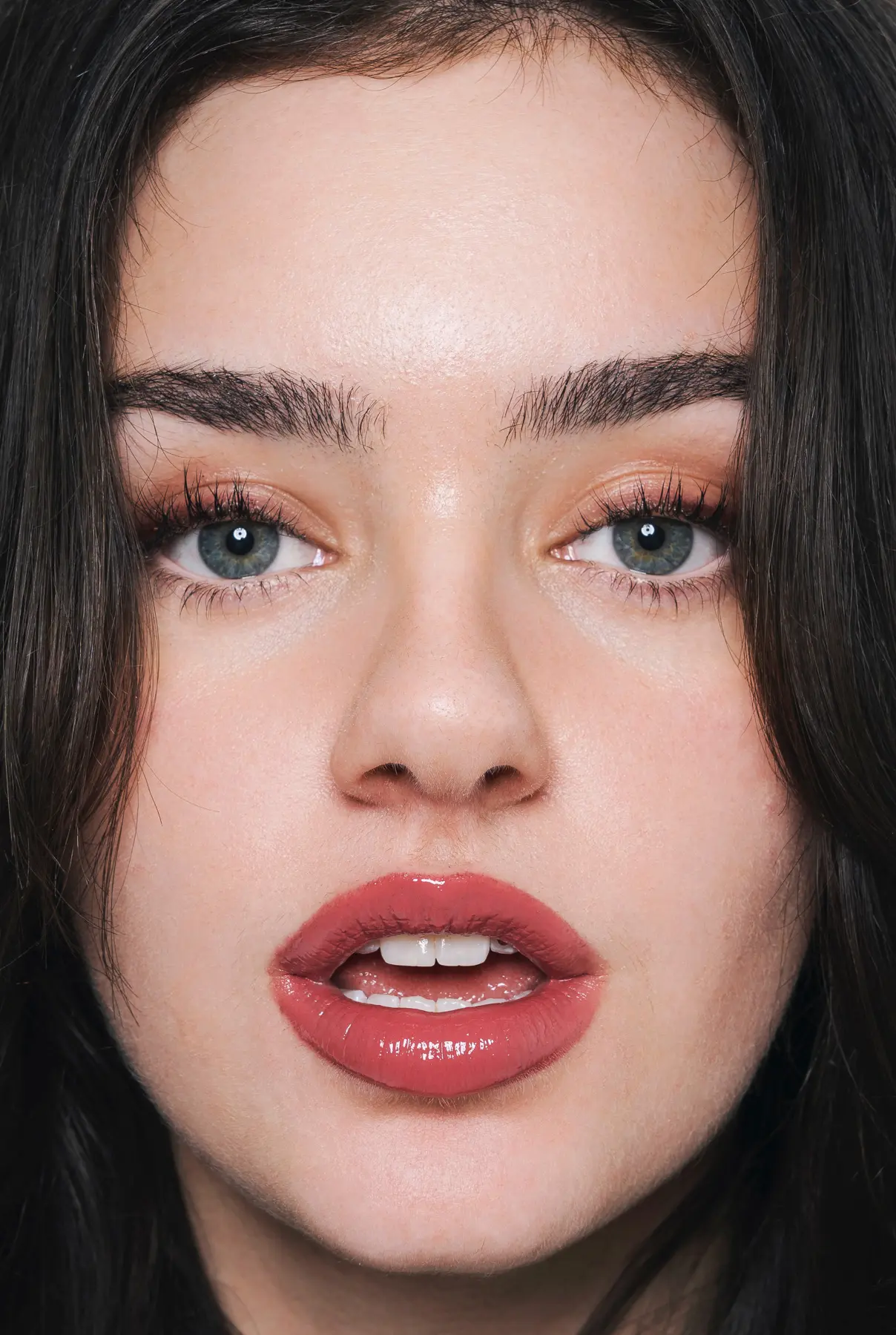 Nahaufnahme von Braunhaarigen Frau mit geöffnetem Mund