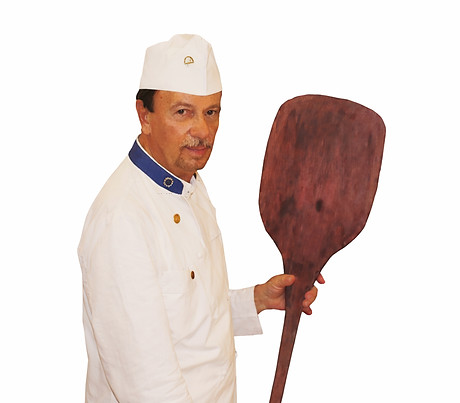 Evandro Taddei maestro pizzaiolo con pala simbolo del Metodo professionale Academy