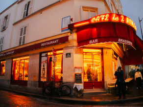 Le Café des Deux Moulins : l’adresse mythique d’Amélie Poulain à Montmartre ❤️🎥