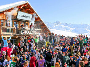 Courses de chevaux, DJ sets et raclette : La Folie Douce s’invite à Vincennes 🏔️🐎