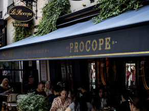Le chapeau de Napoléon dans le plus ancien café-restaurant de Paris !