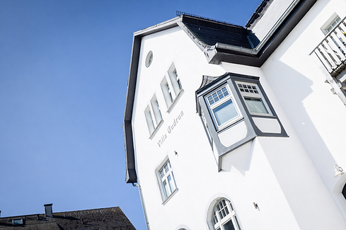 Weisse Villa vor blauem Himmel