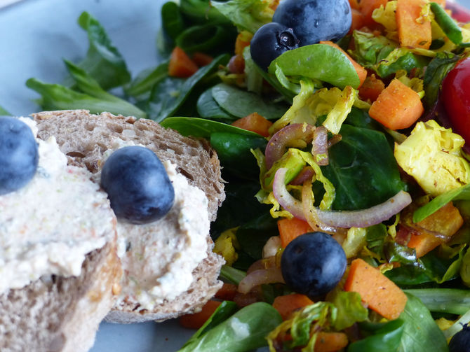 Nüsslisalat mit gedämpftem Gemüse dazu Nuss Creme Aufstrich