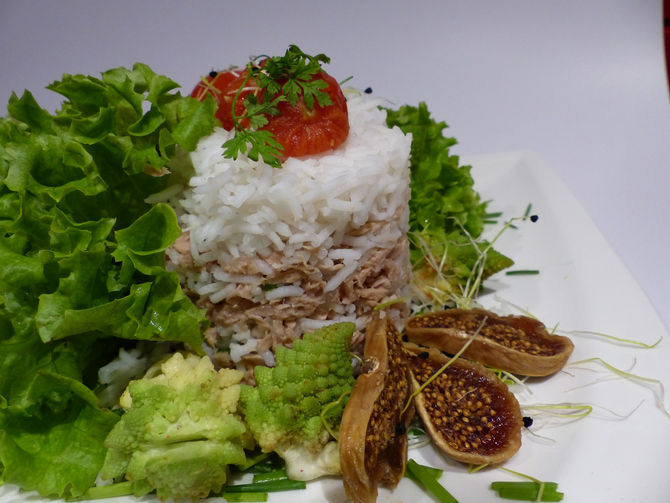 Basmatireis mit Thon und Gemüse, Blattsalat und Feigen