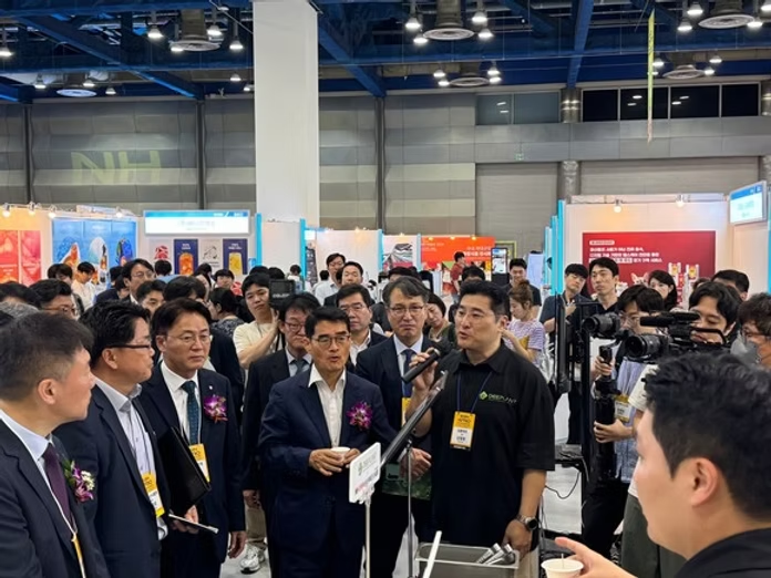 Kim Cheol-beom, CEO of Deep.Plant, explains meat products that have been treated with deep-aging technology. = Reporter Kim Woo-ram