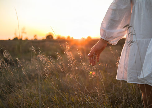 main qui touche la nature.jpg