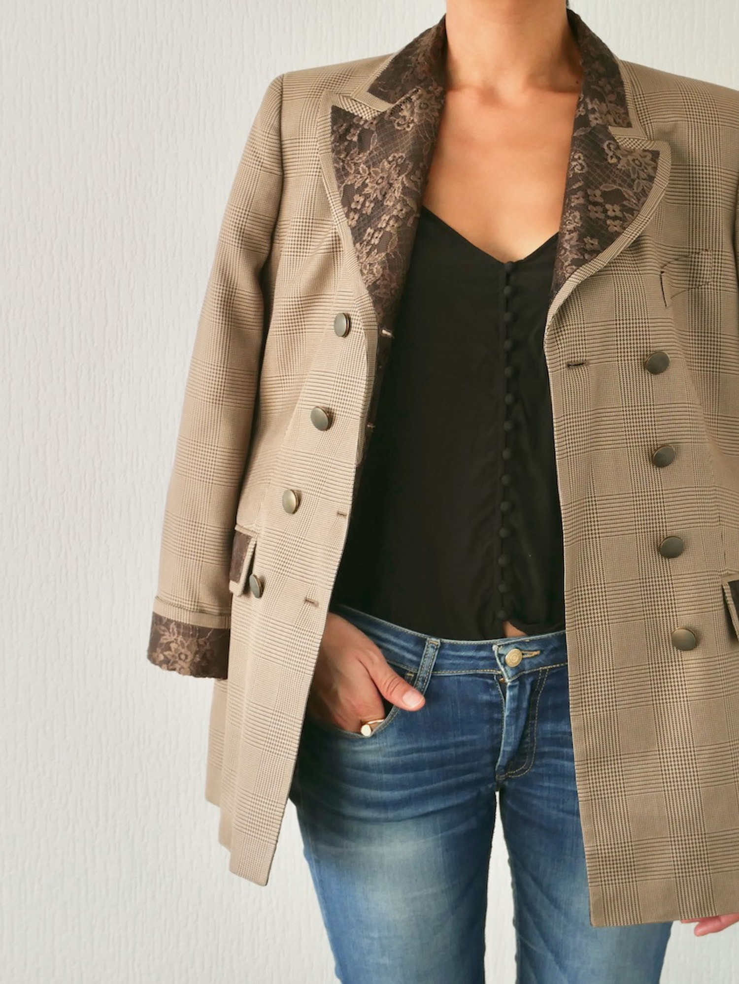 Veste beige à carreaux et dentelle