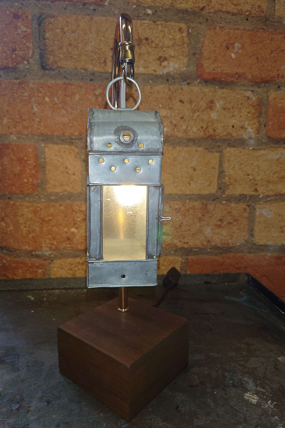 Handing lantern desk lamp