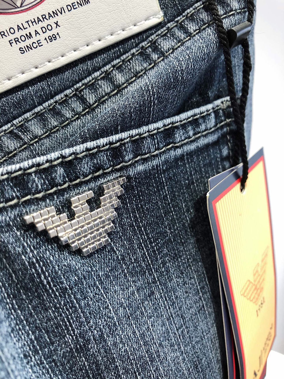 縮圖：阿玛尼Armani家净版牛仔裤