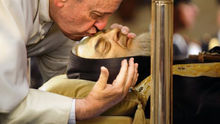O corpo de Padre Pio ainda bombeia sangue na cintura