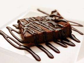 Bolo de cenoura com calda de chocolate