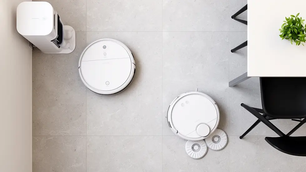 Vista superior ilustrativa de robôs aspiradores e base na comparação Roborock Q7 L5+ e Xiaomi S40 Pro.