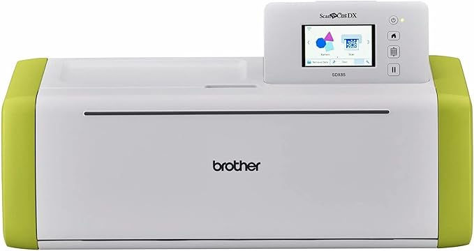 Máquina de corte Brother SDX85V. Tela digital exibe opções de corte, ambiente claro. Mood tecnológico e moderno.