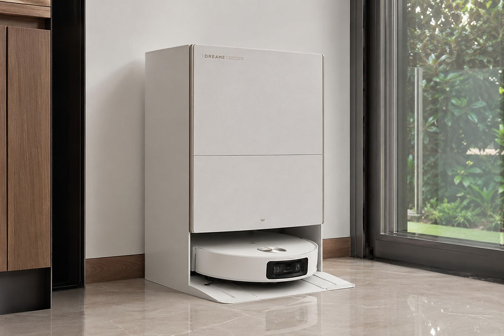 Robô aspirador X60 Max Ultra Complete na base de carregamento DREAME, em sala moderna com piso de mármore e janela para o jardim.