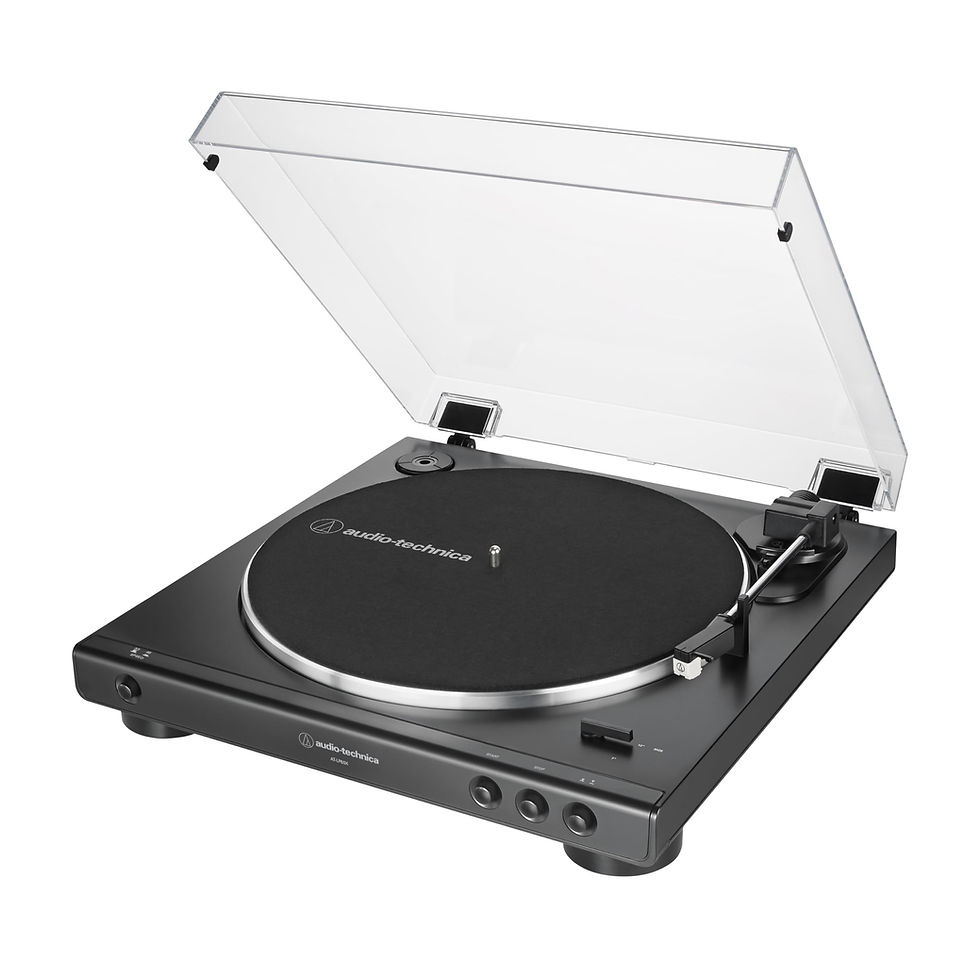 Toca-discos vinil Audio-Technica AT-LP60X-BK preto com tampa transparente aberta, prato e braço visíveis, sobre fundo branco.