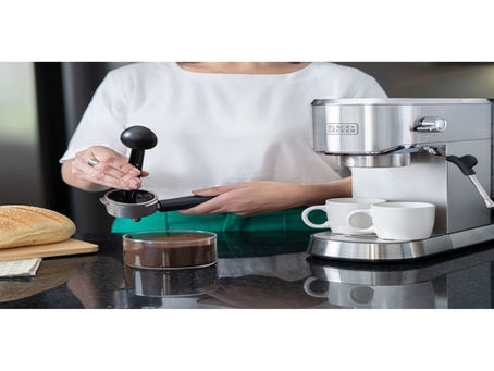 BLACK+DECKER CEA1200G-B2 220V em bancada com xícaras e acessórios de café