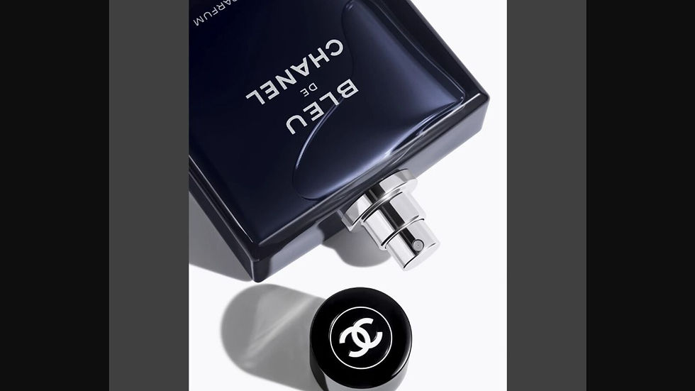 Detalhe oficial do atomizador e tampa do Bleu de Chanel Eau de Parfum