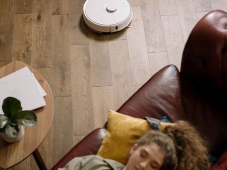 Illustrative robot vacuum cleaning a mixed hardwood and carpet living space for the Roborock Qrevo Curv 2 Flow review