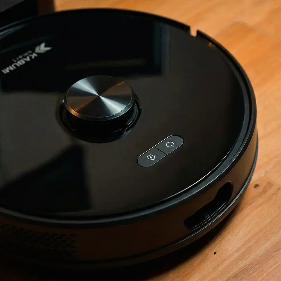 Aspirador robôKABUM! Smart K1100 sobre piso de madeira, com botões visíveis no topo e logotipo "Xiaomi" em destaque. Atmosfera moderna.