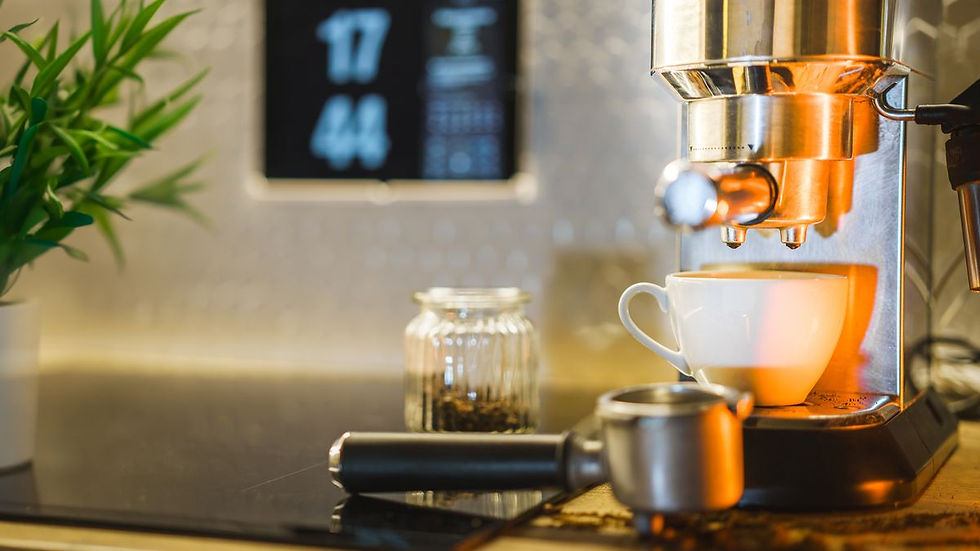 Cafeteira e xícara durante verificação segura do preparo de espresso