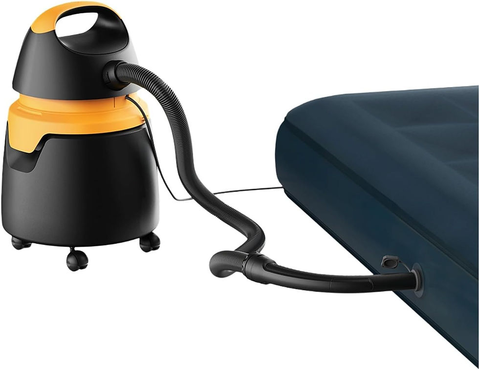 Aspirador preto e amarelo ligado por mangueira a um colchão inflável azul sobre fundo branco.