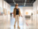 Aveugle se visitant un musée