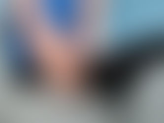 Perosnen über Zug auf den Fuß einer Person aus, die auf einer Therapieliege liegt.