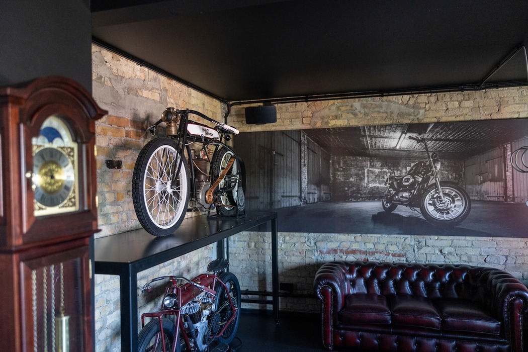 Motorrad Harley Davidson in Silberwolf Biker Bar