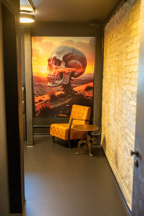 Silberwolf Biker Bar / Hotel Hotelzimmer mit Wandbild