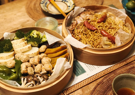 Fried noodles in a bamboo steamer!