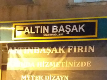 Altın Başak Unlu Mamülleri fırın cephesi için uygulanan koyu kompozit panel kaplama, ışıklı kabartma kutu harf tabela ve dairesel fener tabela çalışması.