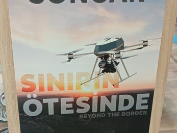 ASISGUARD Songar silahlı insansız hava aracı için tasarlanan ahşap meşe çerçeveli yüksek kaliteli fuar standı tanıtım panosu.