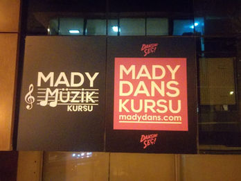 Mady Müzik Kursu ve Mady Dans Kursu dış cephe vitrin camı üzeri özel tasarım folyo giydirme ve ışıklı tabela uygulaması.