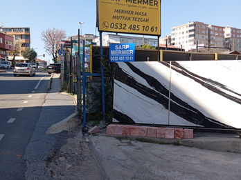 Yol kenarları ve ticari işletmeler için yüksek görünürlük sağlayan çelik konstrüksiyon totem tabela ve açık hava reklam panosu uygulaması.