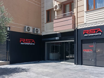 RSA Motorsports garaj ve servis binası için uygulanan mat siyah alüminyum kompozit dış cephe kaplaması, kırmızı ve beyaz kabartma kutu harf tabela çalışması.