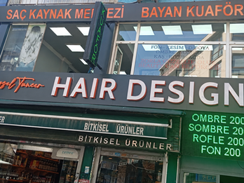 Veysel Tuncer Hair Design bayan kuaför salonu için hazırlanan mat siyah kompozit dış cephe giydirme, fileli ışıklı kutu harf tabela ve yeşil LED fiyat panosu.