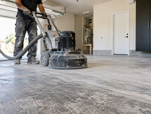 Meulage mécanique d’un plancher de béton avant l’application d’un revêtement époxy