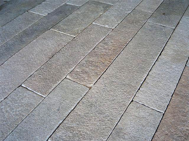 Modern Mercer Island featuring a combination of warm Tuscan Granite paving and long-format Antique Granite planks by Arris Stoneworks. Antique Granite is a versatile natural stone featuring a warm color range of beige, grey, and brown tones suitable for freeze-thaw environments. Its rugged, aged texture makes it a popular choice for architectural cladding and residential landscaping projects like spas and veneers.