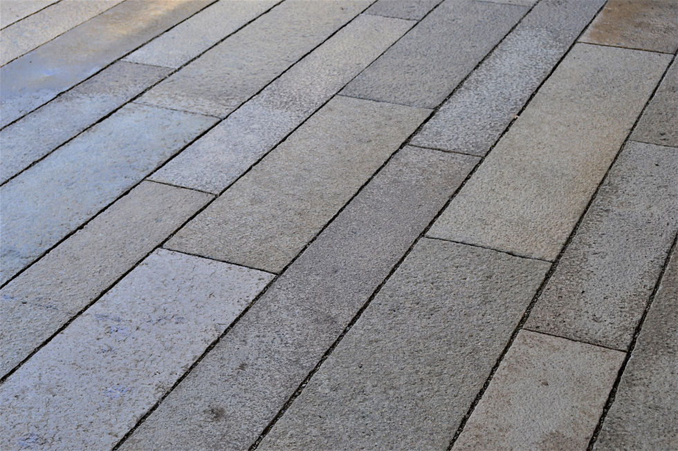 Modern Mercer Island featuring a combination of warm Tuscan Granite paving and long-format Antique Granite planks by Arris Stoneworks. Antique Granite is a versatile natural stone featuring a warm color range of beige, grey, and brown tones suitable for freeze-thaw environments. Its rugged, aged texture makes it a popular choice for architectural cladding and residential landscaping projects like spas and veneers.