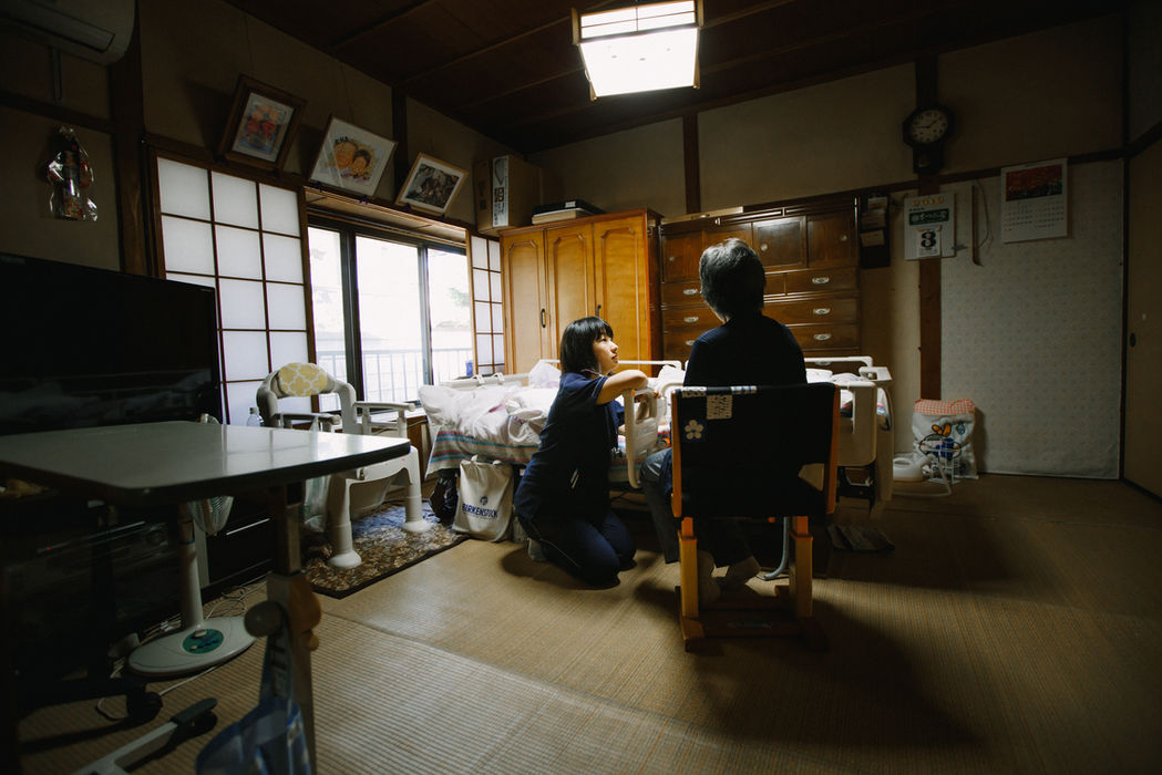 患者家族と医師の室内での様子