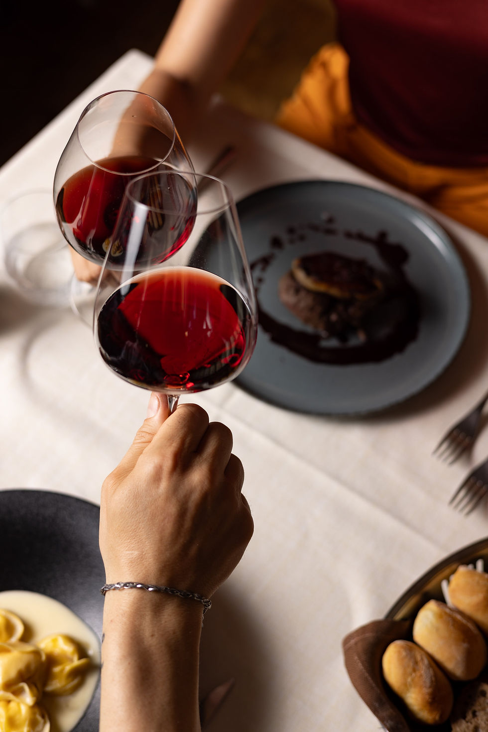 Calici di vino rosso a tavola, La Cantina del Giannone, ristorante Milano