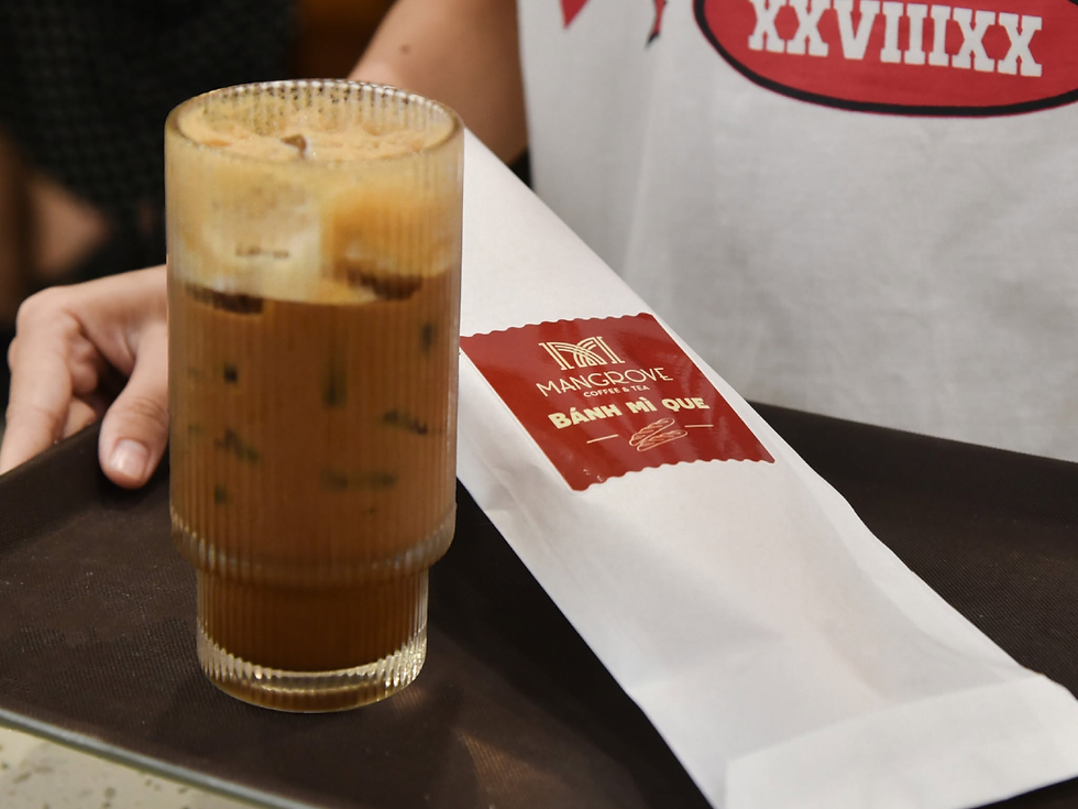 Chiếc bánh mì nóng giòn kết hợp cùng ly cà phê đậm vị giúp bạn vừa no bụng, vừa tỉnh táo.