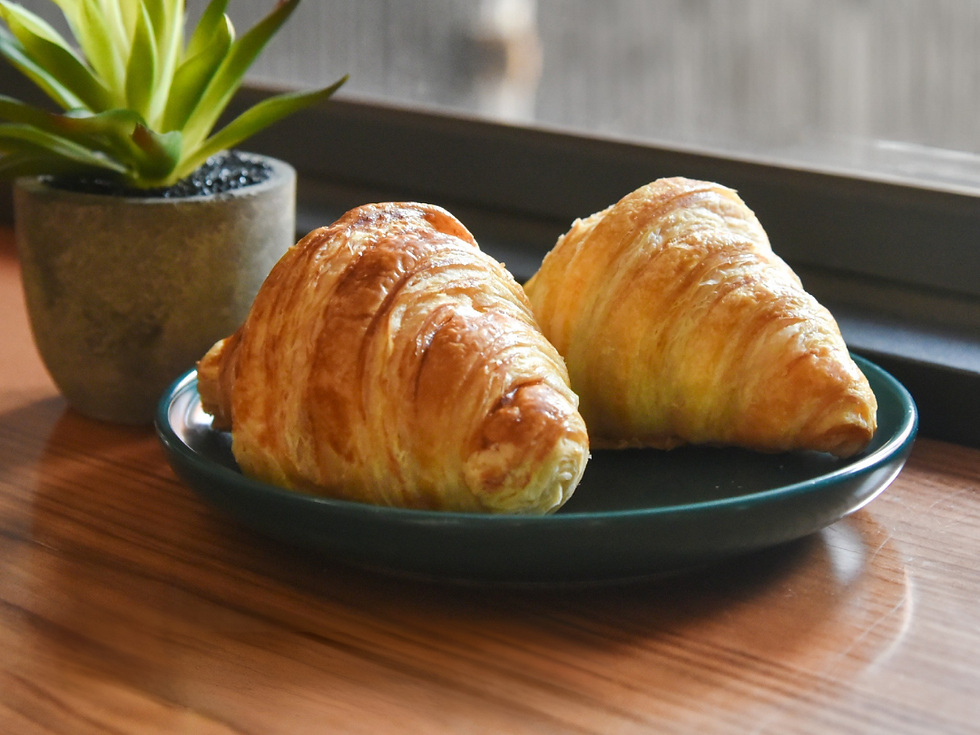 Bánh sừng bò phô mai: Nhân béo mặn hòa quyện cùng mùi bơ, được yêu thích nhờ độ vừa phải, dễ ăn.